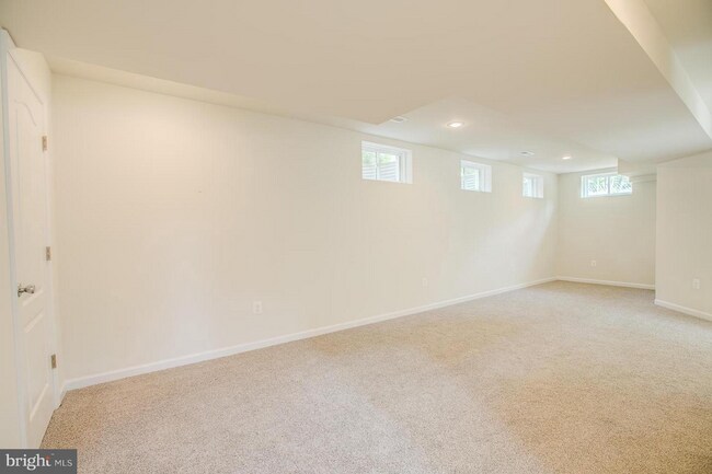 Building Photo - Sought After Aquia Harbour