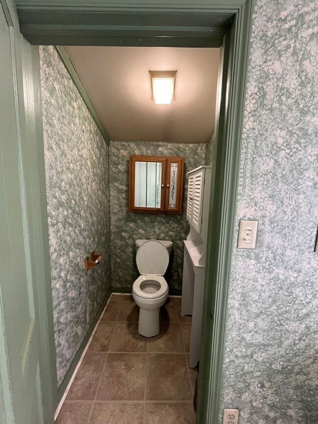 Building Photo - Spacious 4-5 Bedroom, 1.5 Bathroom 2-Story...