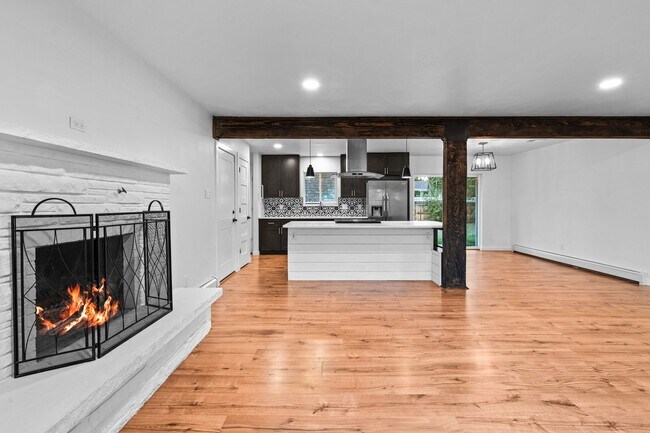 Building Photo - Charming and Renovated 4 Bedroom 2 Bathroo...