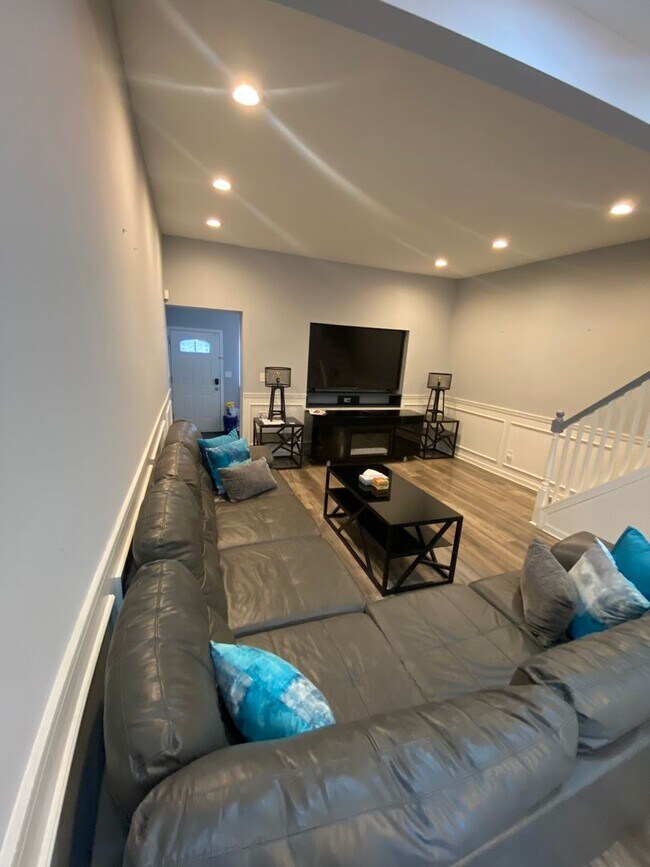 Building Photo - 5706 Warrington Ave