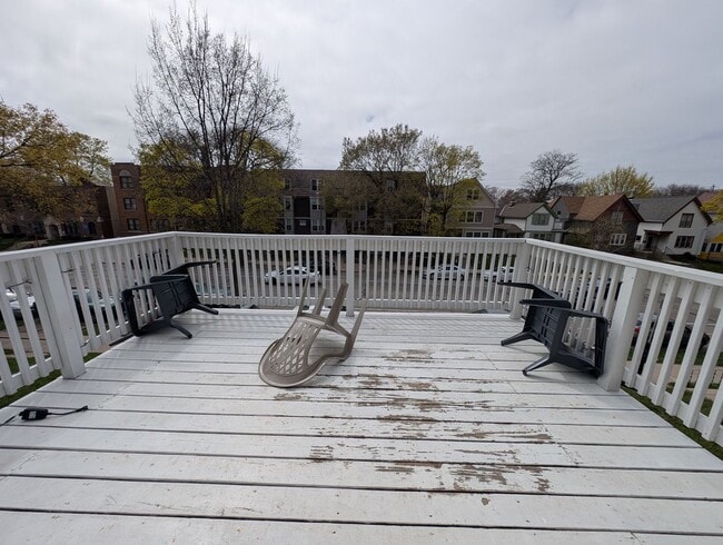 Building Photo - 3246-3246 N Oakland Ave