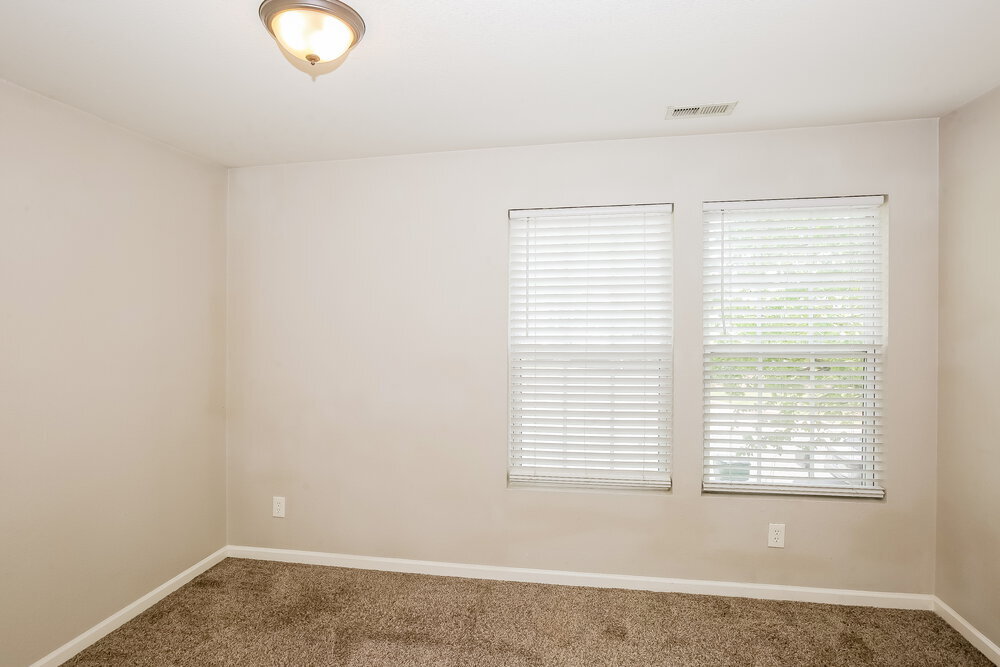 Building Photo - 8817 Oak Dr