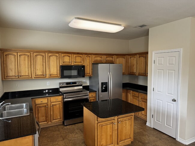 Building Photo - "Spacious 3-Bed Townhouse Oasis with 2.5 B...