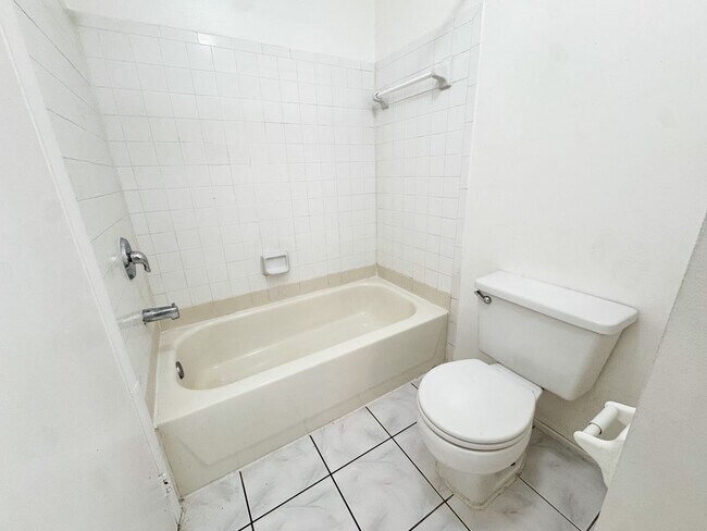 Building Photo - Spacious 1 bedroom 1 bathroom in DelRey Community!