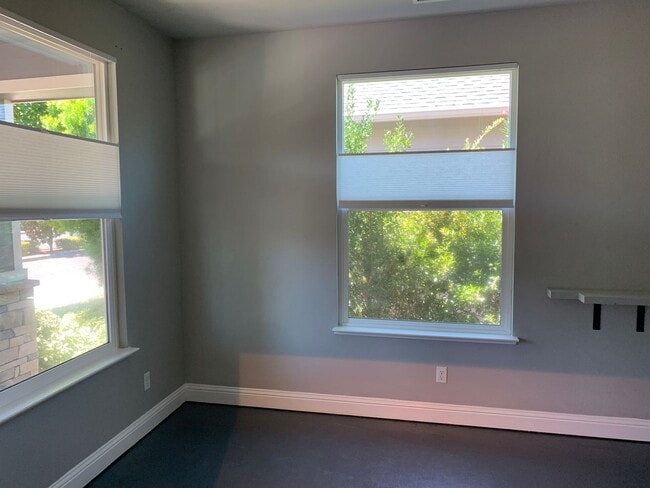 Building Photo - Beautiful 4 bedroom 2 bath custom home