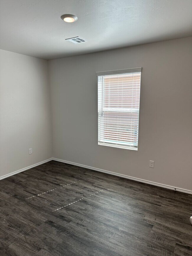 Building Photo - Three Bedroom | Two Bath Home in Shadow Valley