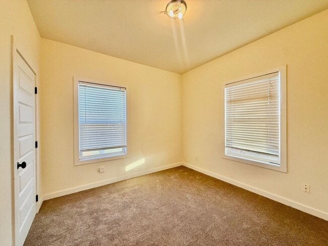 Building Photo - 1801 Russell Ave