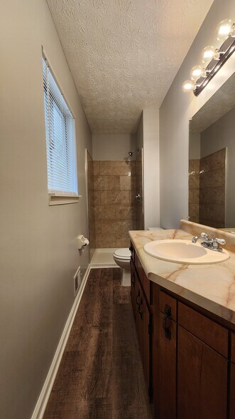 Building Photo - 2639 Shade Dr