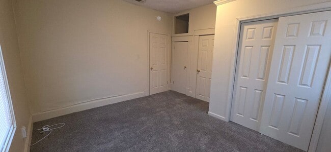 Building Photo - 2 Bedroom 1 Bathroom Home  $795!