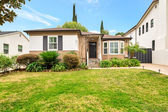 Building Photo - 17946 Valley Vista Blvd