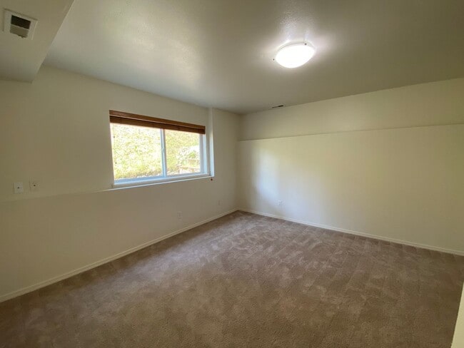 Building Photo - 3 Bed / 2 Bath / 2 Car Garage Townhouse in Eagle River has views for days!!