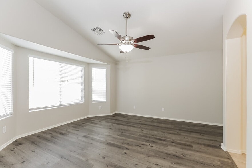 Building Photo - 6824 S 38th Dr