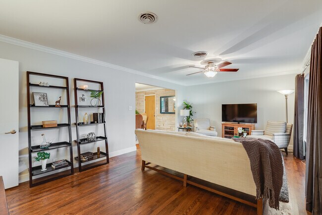 Living - 2515 Sherwood St