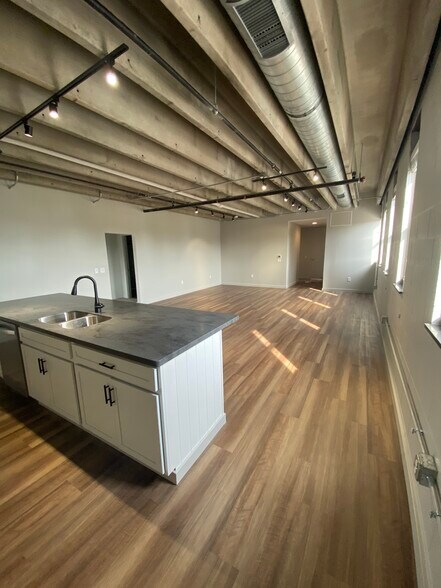 Building Photo - 19 E Race St