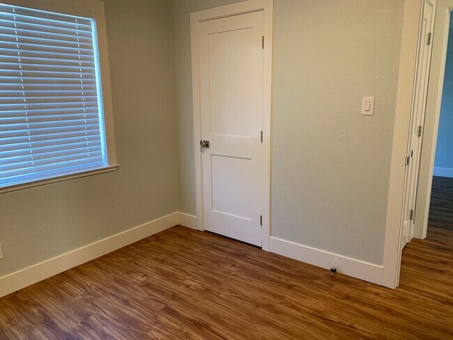 Building Photo - 3 Bedroom, 1 Bathroom Home in N. Highlands