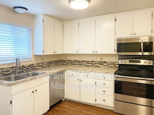 Building Photo - 588 NW Oak Ave