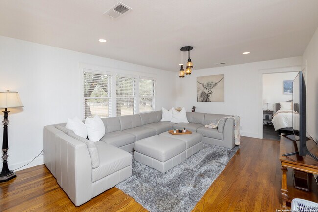 Building Photo - 33121 Blanco Rd