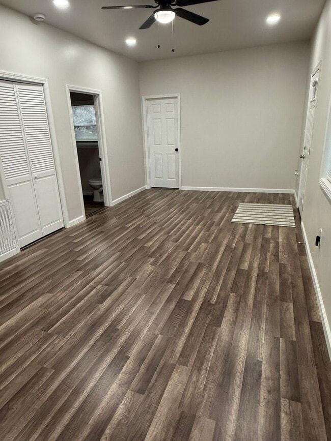 Building Photo - Beautifully updated & in great location