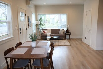 Building Photo - 204 E 35th St