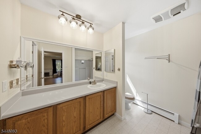 Building Photo - 2057 Lakeside Dr W