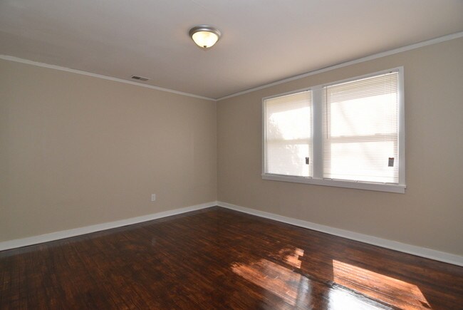 Building Photo - Renovated 2 Bedroom Duplex - Section 8 OK