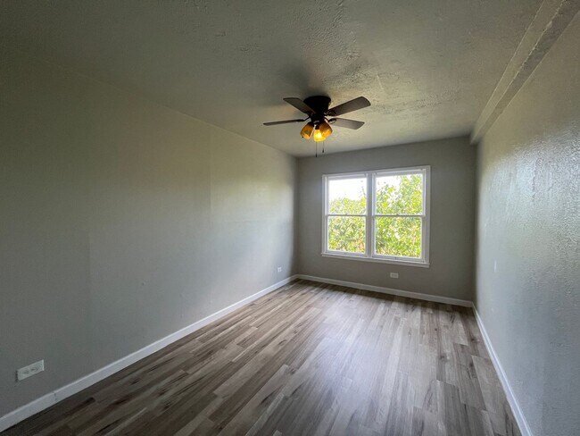 Building Photo - Second Story One Bedroom with Water Paid