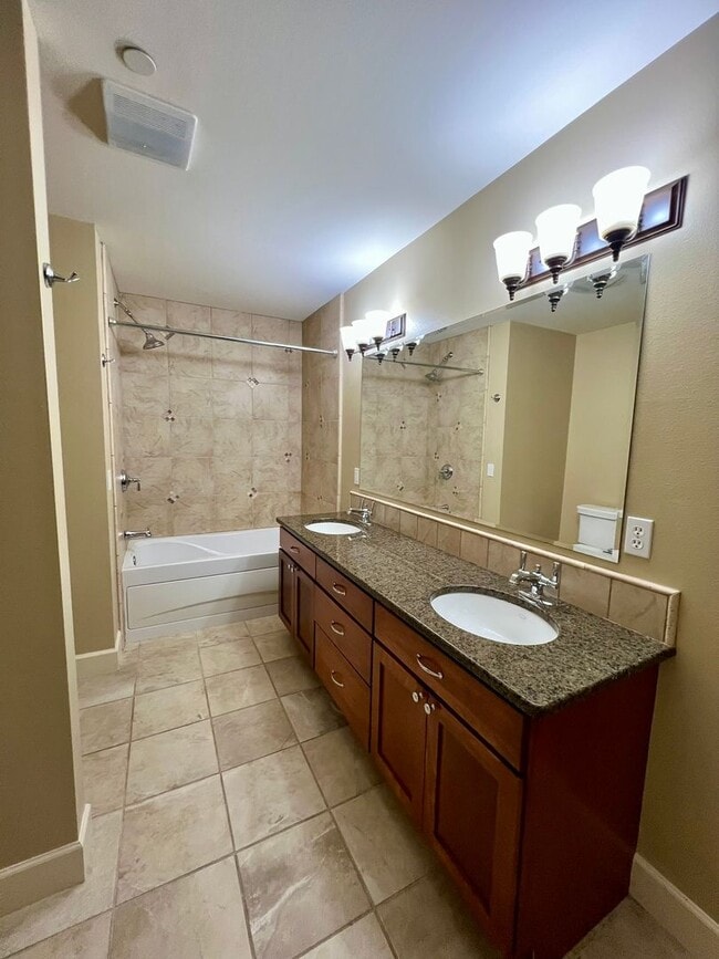 Building Photo - Spacious 2 Bedroom Condo in Fairhaven!