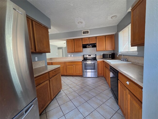 Building Photo - 19223 Woodglen Dr