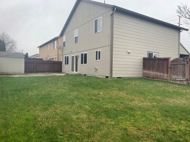 Building Photo - Great 3BD 2.5BA Fisher's Landing! Large Fe...