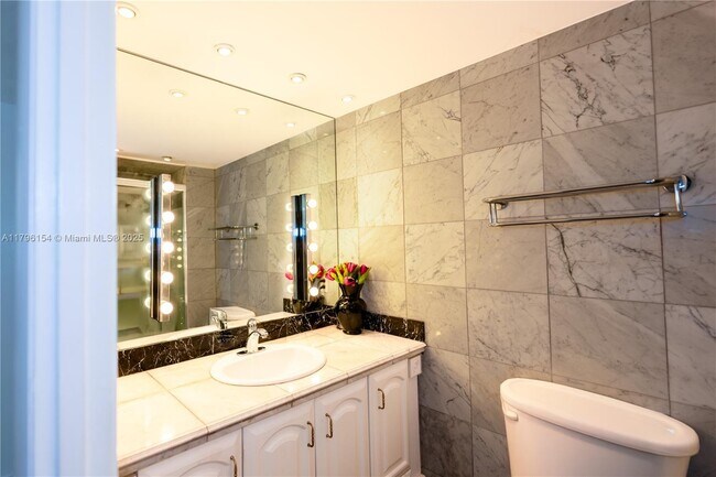 Building Photo - 18011 Biscayne Blvd
