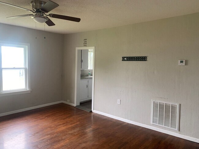 Building Photo - LEASETAKEOVER: NO DEPOSIT NEEDED!!!!  Adorable and large 3 bedroom house with screen in Porch! Ap...