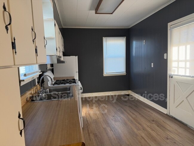 Building Photo - 421 W Reynolds St