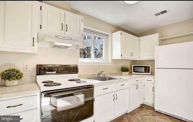 Building Photo - 13817 Cabernet Ct