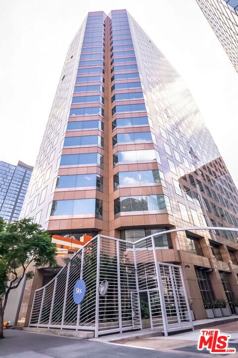 Building Photo - 801 S Grand Ave