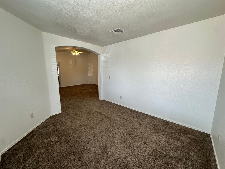 Building Photo - 9011 E Weyburn Dr