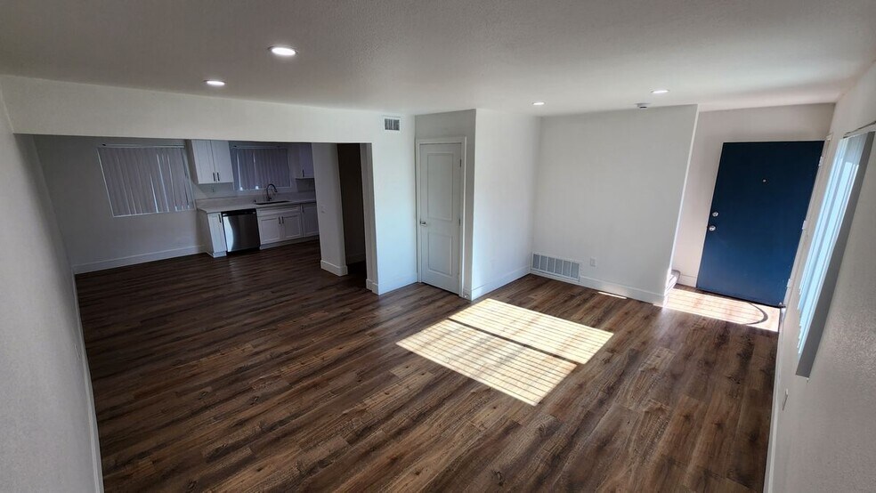 Building Photo - 988 El Camino Dr