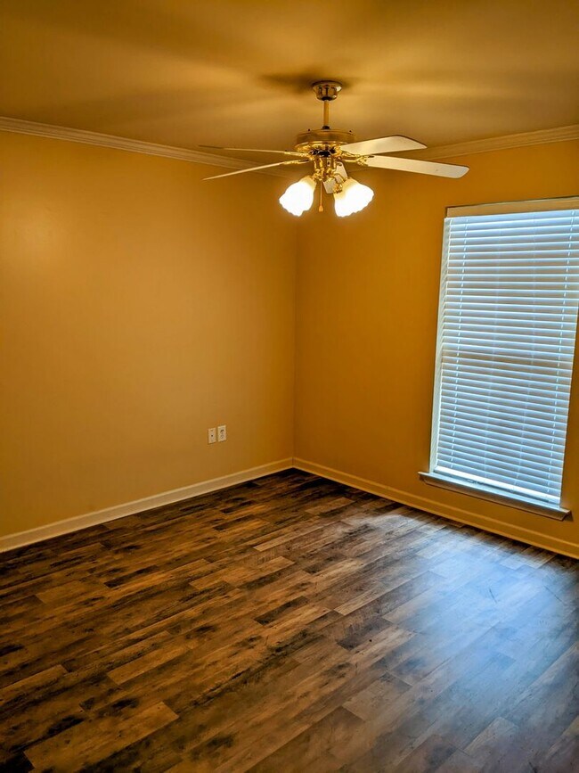 Building Photo - Spacious 3/2 home in a Convenient Location!