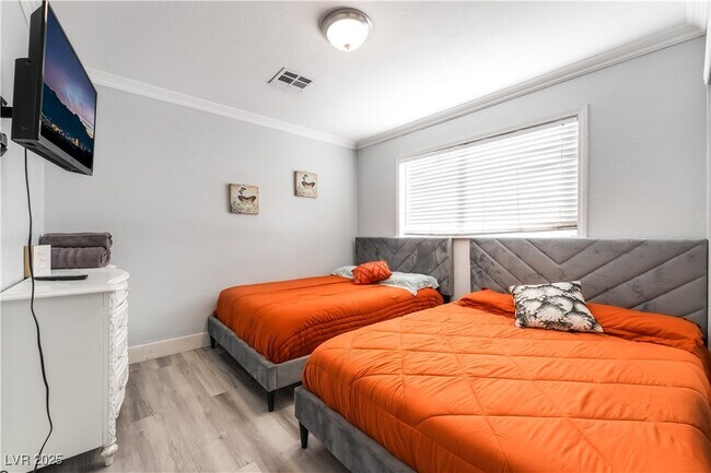 Building Photo - 2419 E Vegas Valley Dr