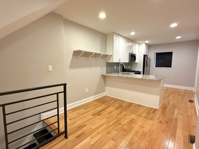 Building Photo - 2535 S Sartain St