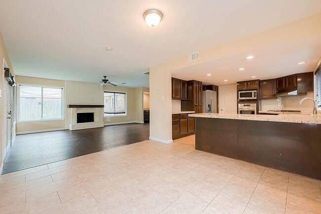 Building Photo - 2039 Shorewood Ln