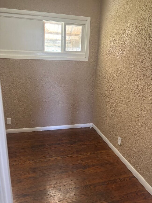 Building Photo - Section 8 welcome, 4bd 2 bath