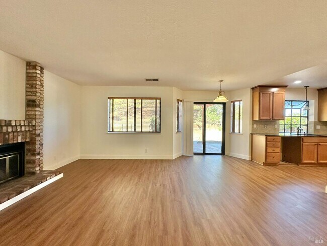 Building Photo - 768 Rose Dr