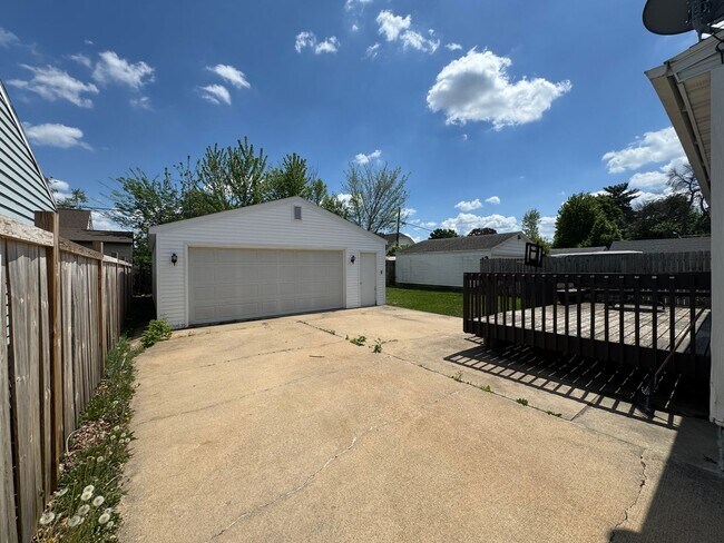 Building Photo - Non-smoking house for Rent 2 bedroom 1.5 b...