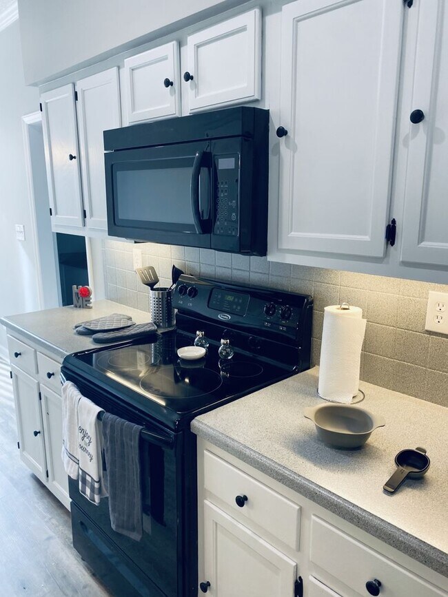 Building Photo - Coming Soon.... Spacious 3 Bedroom 2.5 Bath Townhome!!