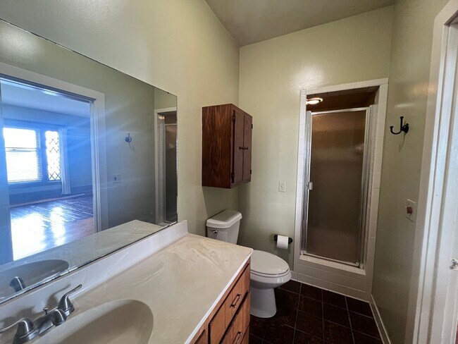 Building Photo - Adorable One Bedroom, Downtown GR!