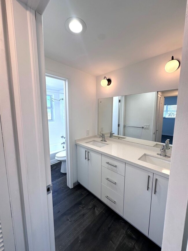 Building Photo - Large Updated 2BR/2BA Bath Condo - Steps from Fort Lauderdale Beach!