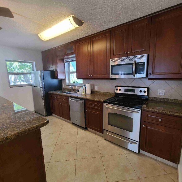 Building Photo - 127 Monroe Dr