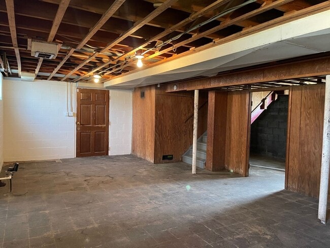 Building Photo - 3 Bedroom House Available Now!!