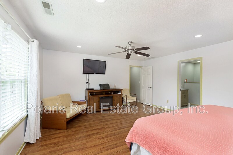Building Photo - 266 E Pine Ridge Dr