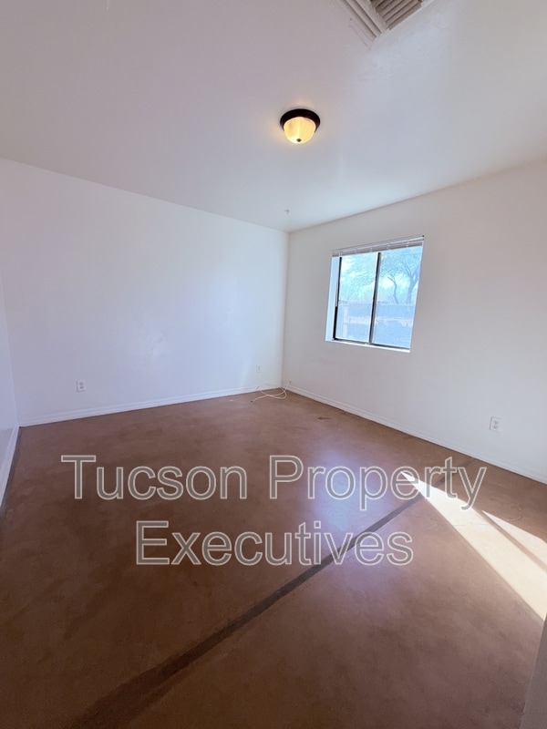 Building Photo - 1412 E 25th St